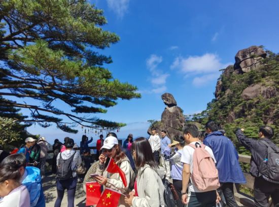 科學(xué)管理與暖心服務(wù)并重，三清山景區(qū)客流有序涌動(dòng)展新貌