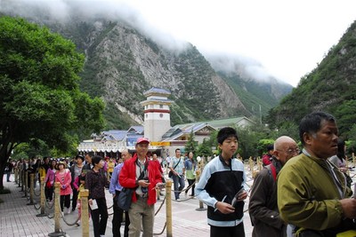 九寨溝單日游客破2萬，景區管理如何應對春游高峰？